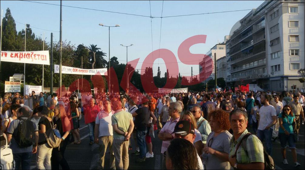 Σε εξέλιξη η συγκέντρωση στο Σύνταγμα – ΦΩΤΟ – ΤΩΡΑ