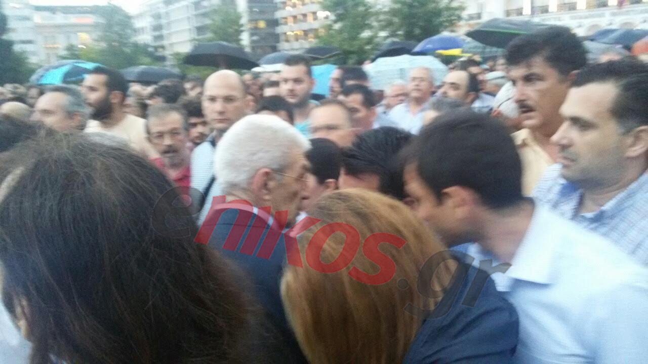 Ο Μπουτάρης στη συγκέντρωση στο Σύνταγμα – ΦΩΤΟ – ΤΩΡΑ