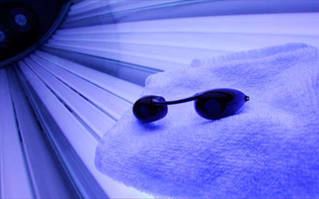 Εφιάλτης για γνωστή τραγουδίστρια στο σολάριουμ – τη βιντεοσκόπησαν γυμνή