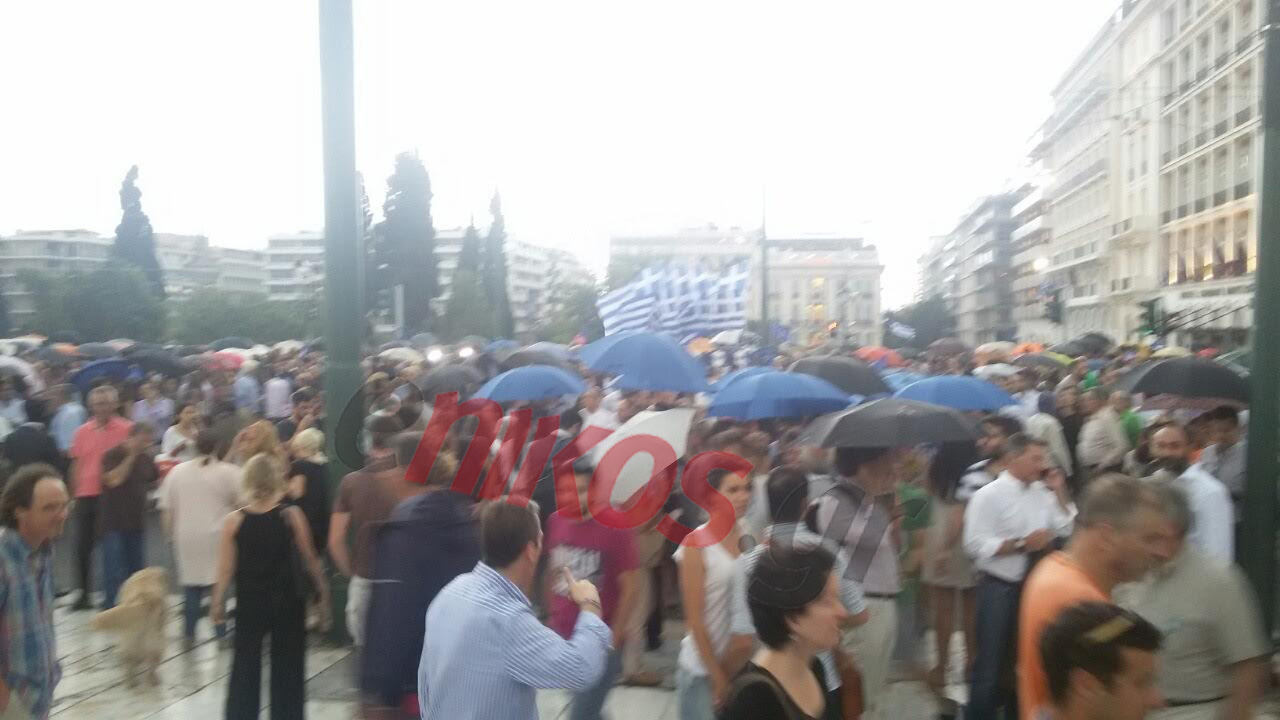 Με καταρρακτώδη βροχή η συγκέντρωση στο Σύνταγμα – ΦΩΤΟ – ΤΩΡΑ