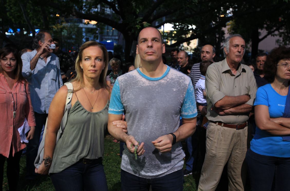 Ο ρομαντικός Βαρουφάκης και το λουλούδι στο προαύλιο της ΕΡΤ – ΦΩΤΟ