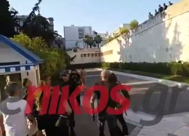 Ένταση στο Σύνταγμα – Τραυματίστηκε φωτογράφος – ΒΙΝΤΕΟ
