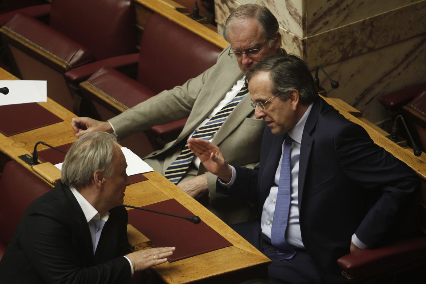 Το “πηγαδάκι” του Σαμαρά στα τελευταία έδρανα της Βουλής – ΦΩΤΟ