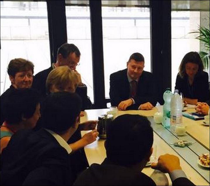 Ο Τσίπρας συζητάει με την Μέρκελ στην τετραμερή συνάντηση – ΦΩΤΟ