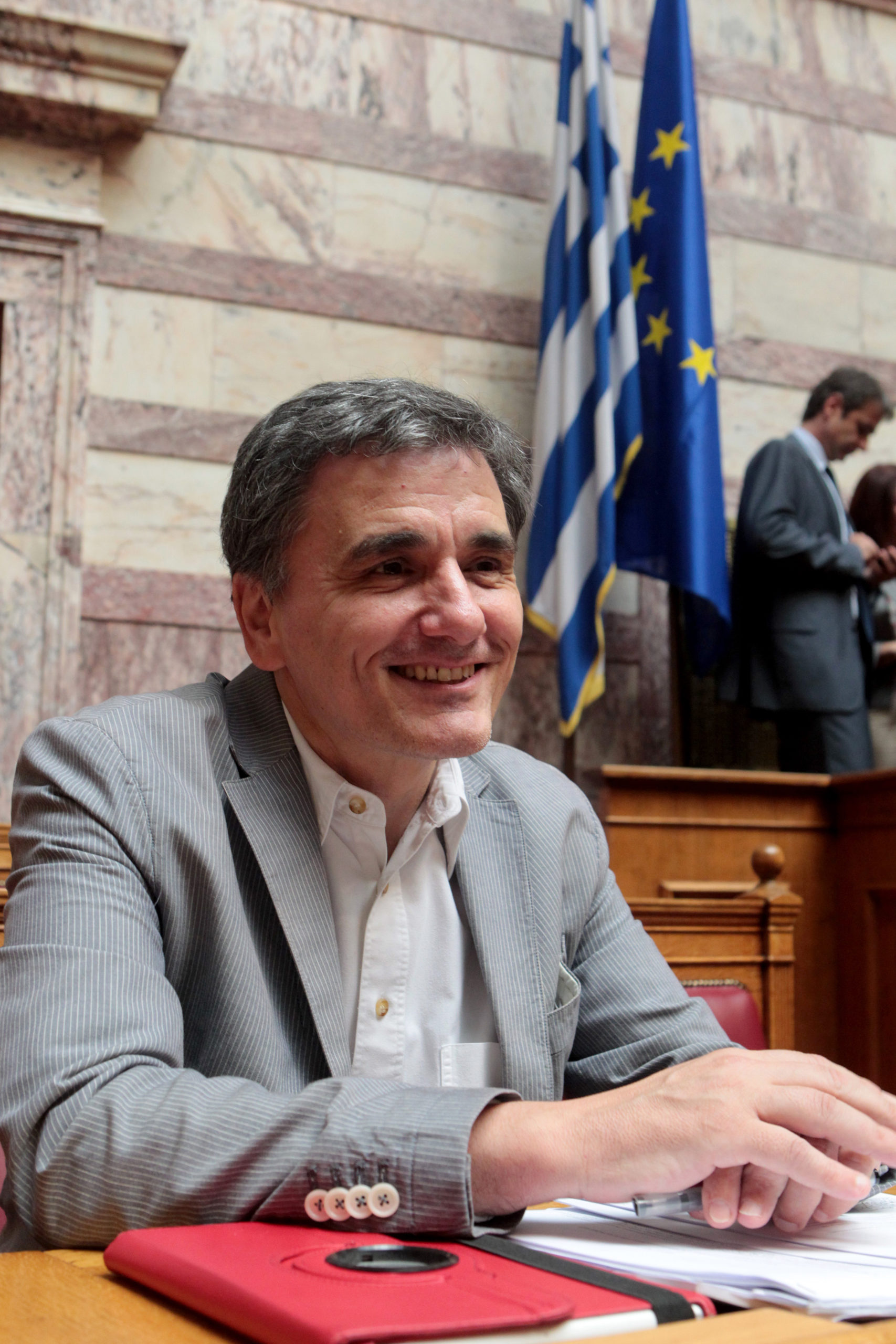 Το κόκκινο τάμπλετ του Τσακαλώτου – ΦΩΤΟ