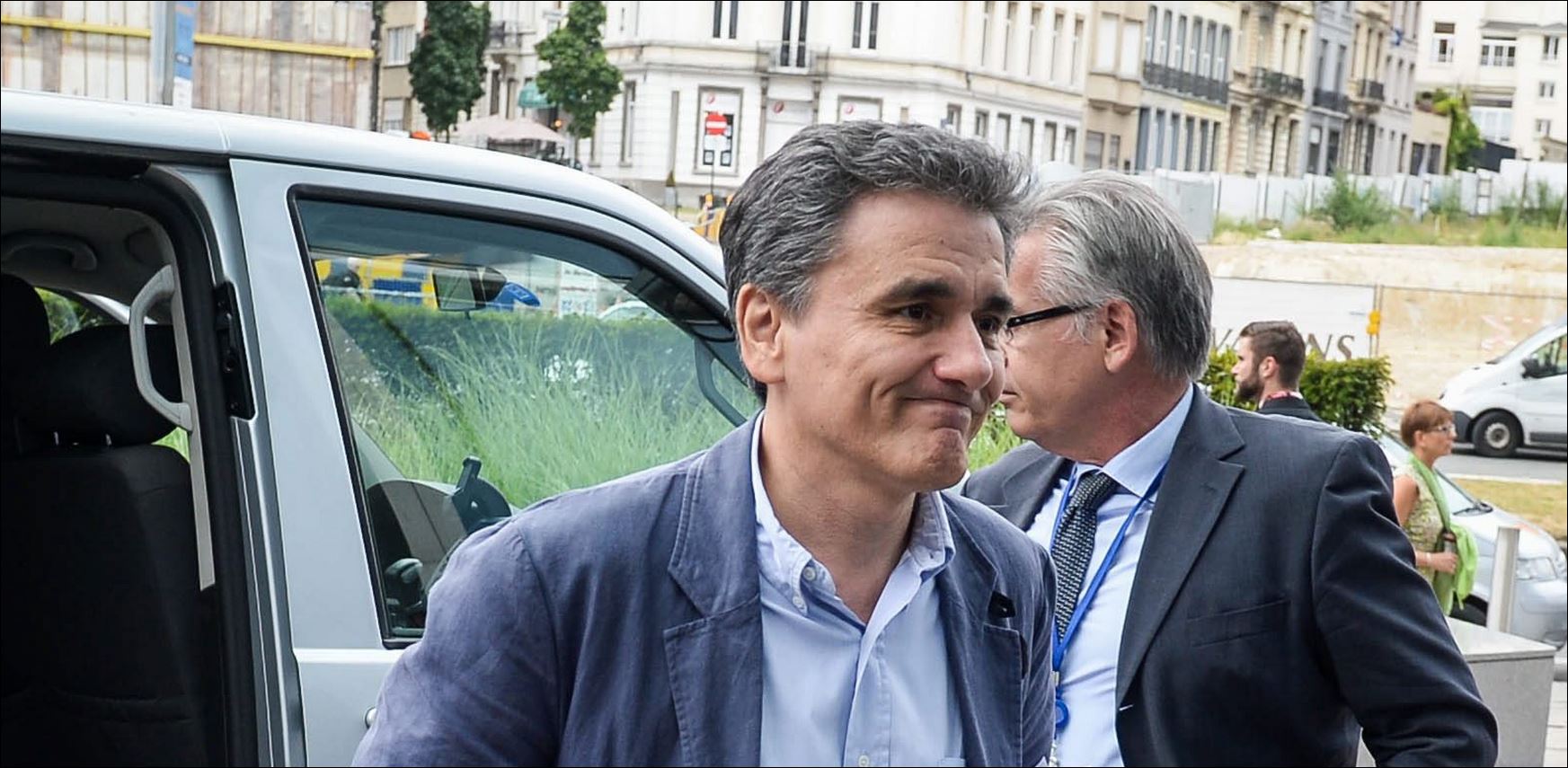 Ο Τσακαλώτος άφησε το σακίδιο και πήρε τσαντάκι ταχυδρόμου – ΦΩΤΟ