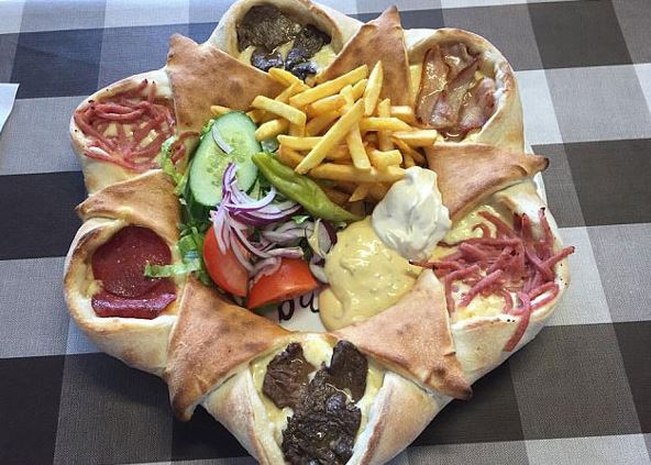 Η πιο περίεργη πίτσα στον κόσμο – ΦΩΤΟ