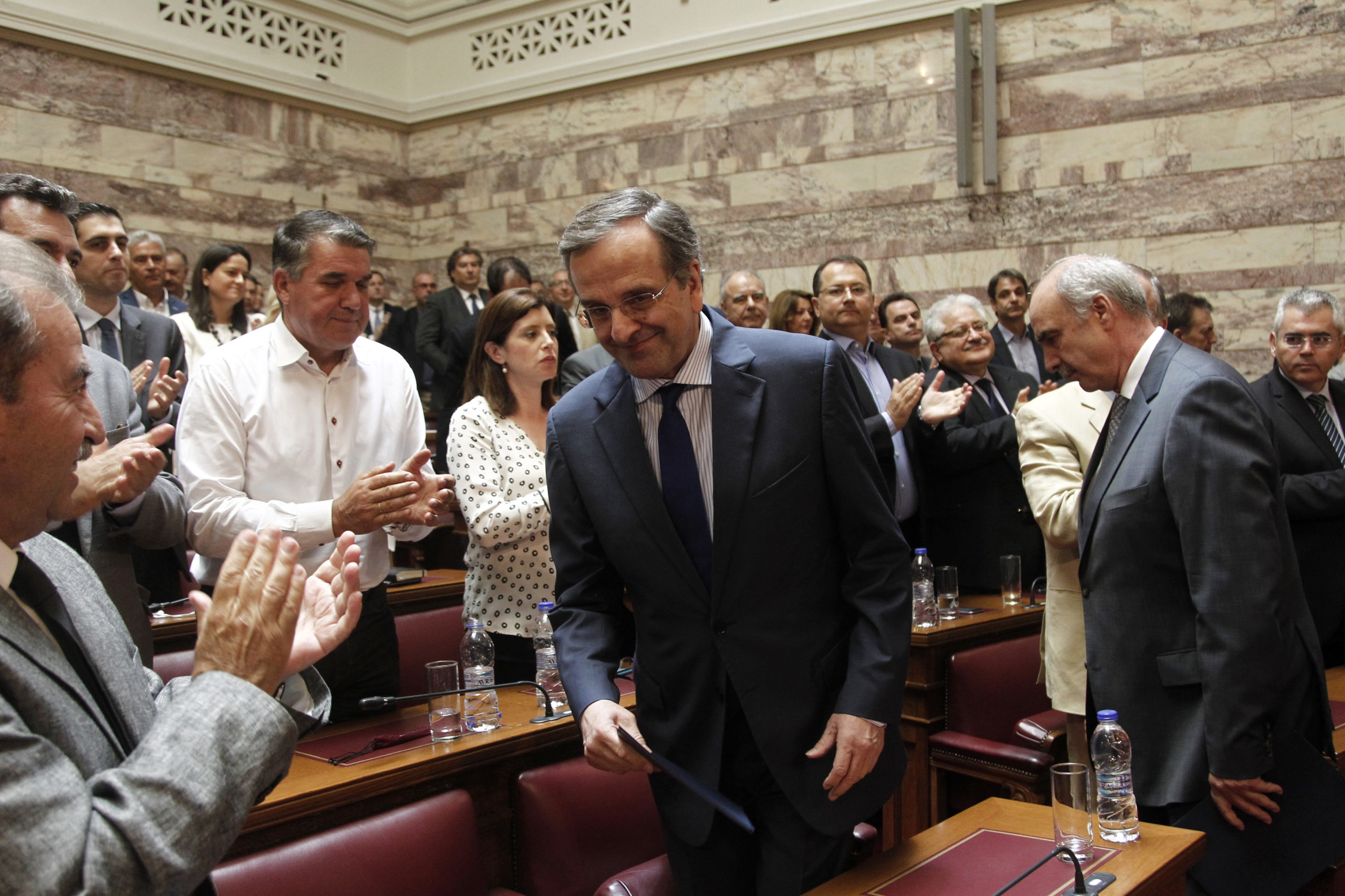 Με χειροκροτήματα υποδέχθηκαν τον Σαμαρά στην ΚΟ της ΝΔ – ΦΩΤΟ