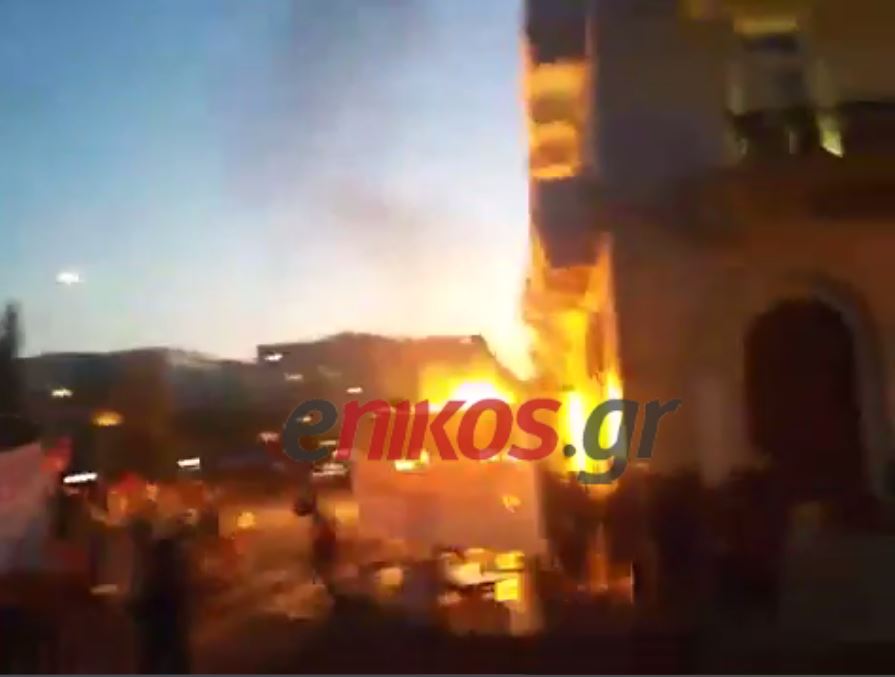 Πεδίο μάχης το Σύνταγμα – ΒΙΝΤΕΟ – ΤΩΡΑ