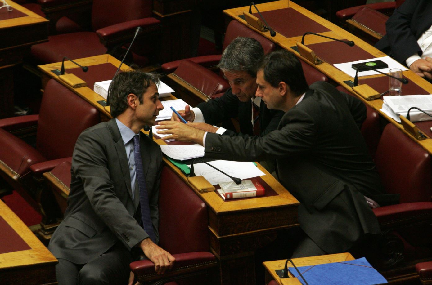 Το “πηγαδάκι” Μητσοτάκη-Λοβέρδου-Θεοχάρη – ΦΩΤΟ