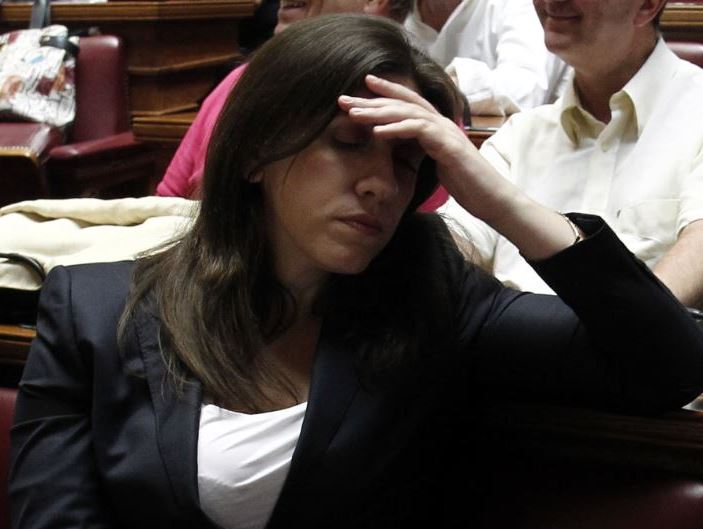 Προβληματισμένη η Κωνσταντοπούλου διαβάζει τις σημειώσεις της – ΦΩΤΟ