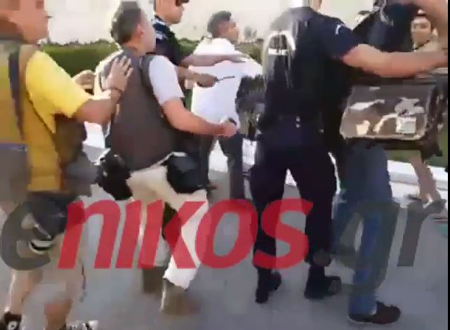 Νέο ΒΙΝΤΕΟ από την ένταση στο Σύνταγμα