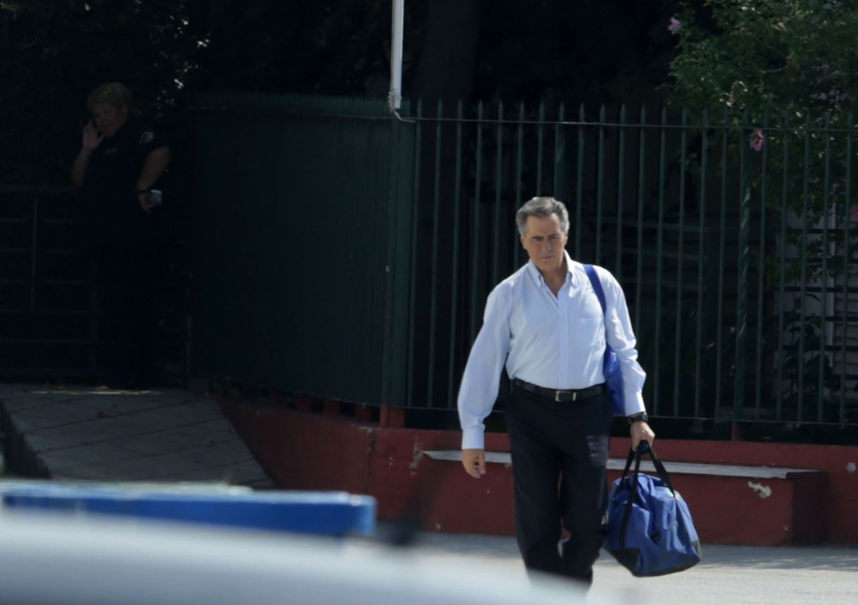 Δείτε τον Παπαγεωργόπουλο την ώρα της αποφυλάκισής του – ΦΩΤΟ