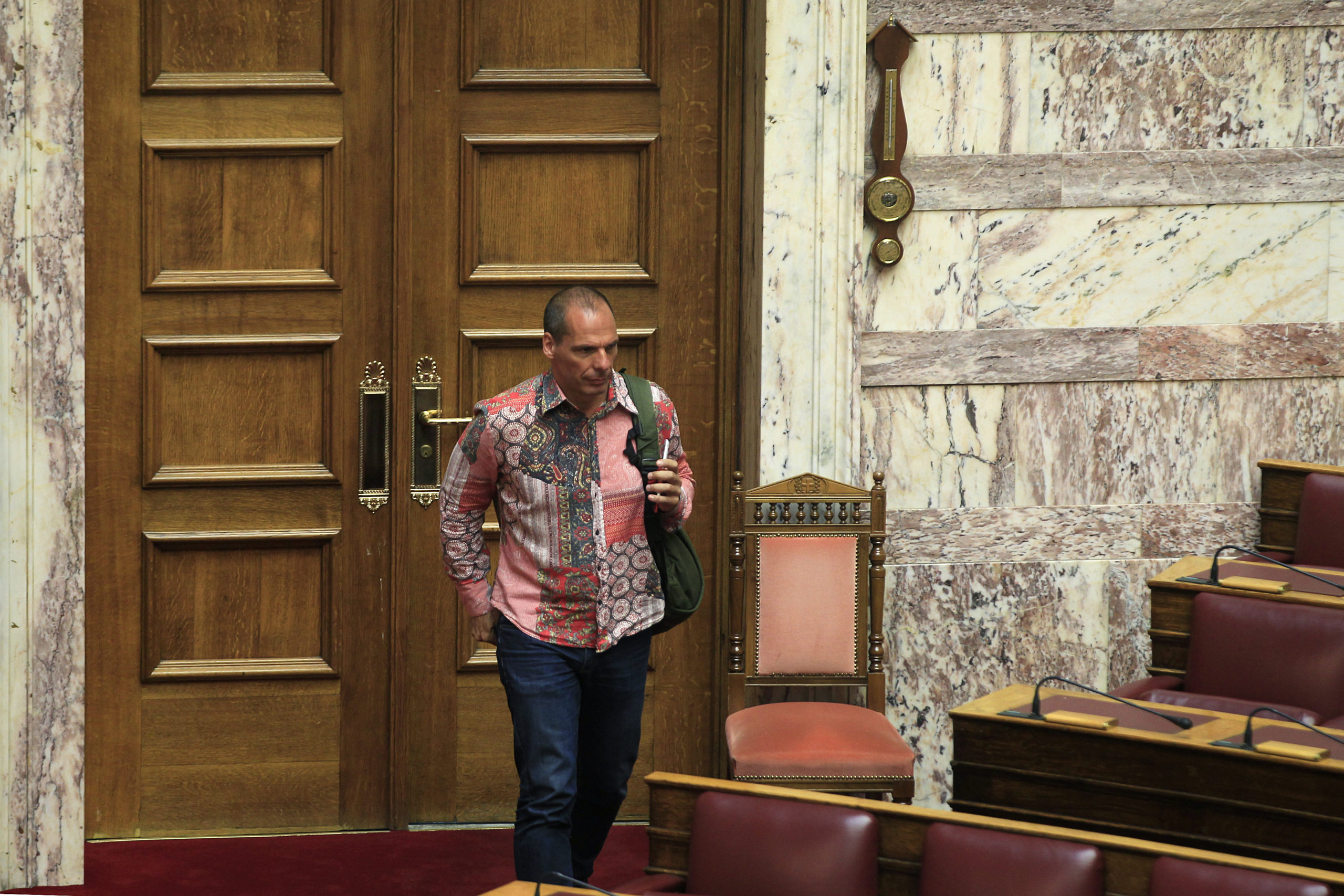 Το ροζ πουκάμισο του Βαρουφάκη που προκάλεσε σχόλια στη Βουλή – ΦΩΤΟ