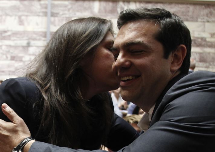 Το φιλί της Κωνσταντοπούλου στον Τσίπρα – ΦΩΤΟ