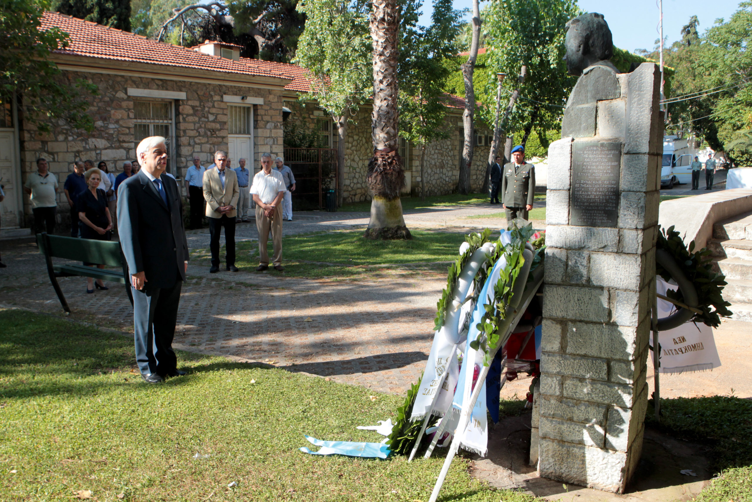 Κατάθεση στεφάνου από τον Παυλόπουλο στο Πάρκο Ελευθερίας – ΦΩΤΟ
