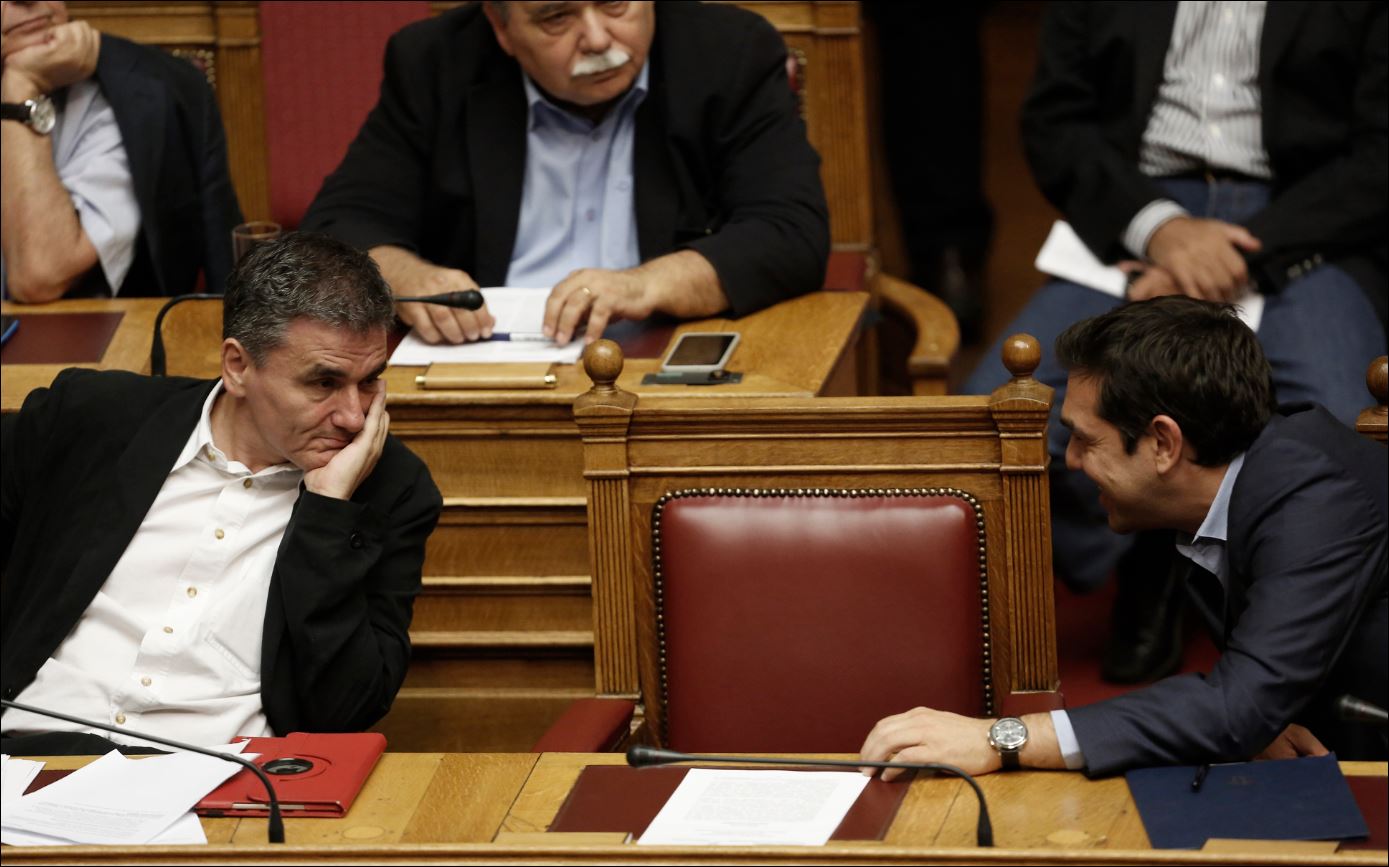 O χαμογελαστός Τσίπρας και ο σκεπτικός Τσακαλώτος – ΦΩΤΟ