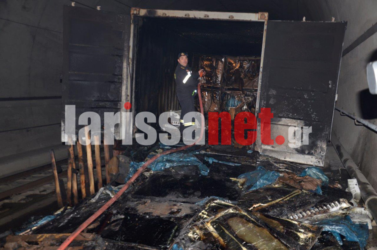 Εικόνες από τον πύρινο εφιάλτη στα βαγόνια του ΟΣΕ