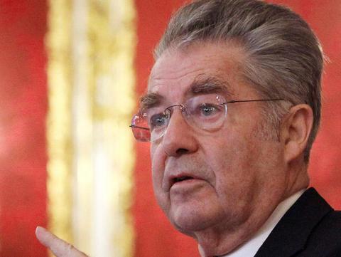 Ο Φίσερ κατανοεί την απόφαση του Eurogroup να περιμένει το δημοψήφισμα