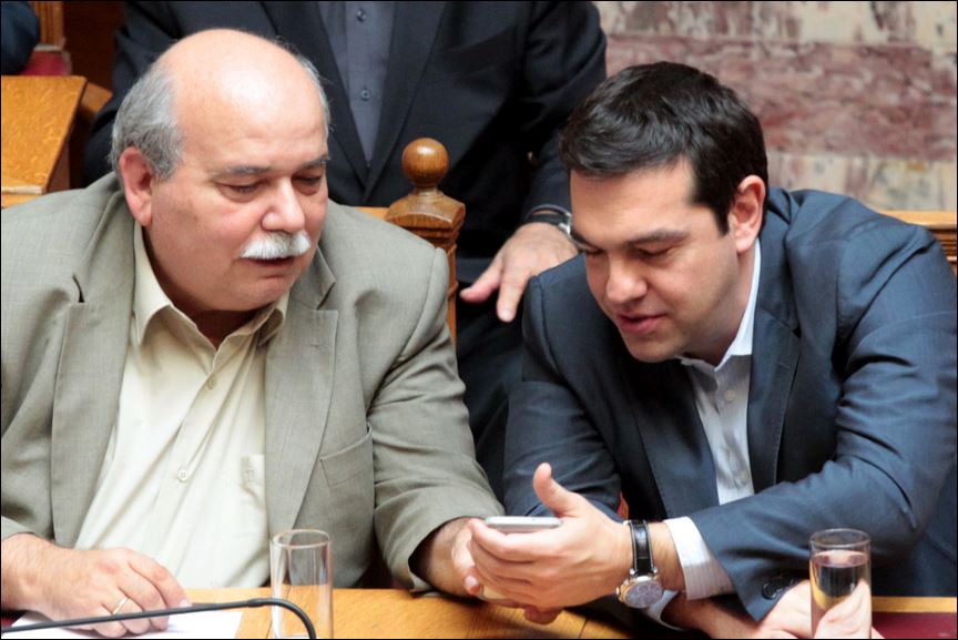 Τι δείχνει ο Τσίπρας στον Βούτση; – ΦΩΤΟ