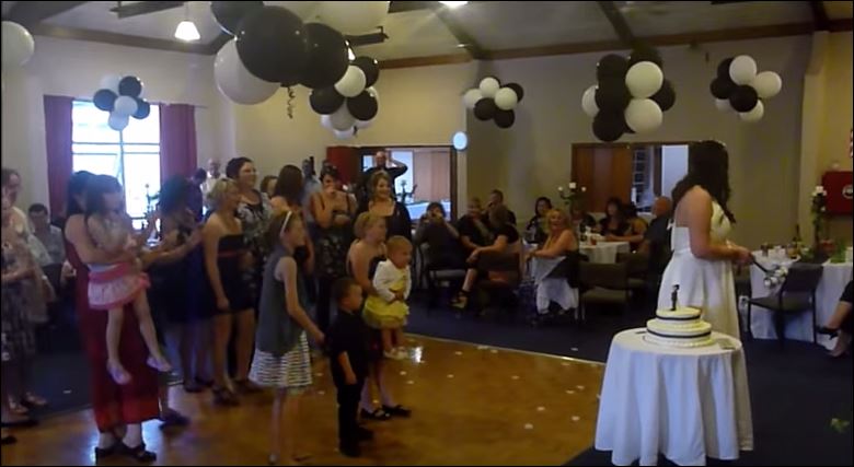 Της έπεσε το μωρό για να πιάσει την… νυφική ανθοδέσμη – ΒΙΝΤΕΟ