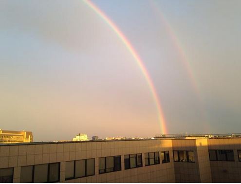 Συνεργάτης του Γιούνκερ tweetάρει ένα… ουράνιο τόξο – ΦΩΤΟ