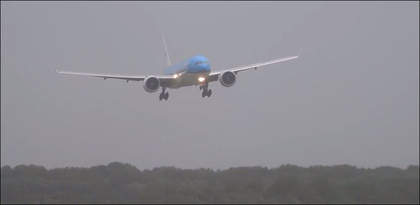 Προσγείωση που κόβει την ανάσα στο αεροδρόμιο του Άμστερνταμ – ΒΙΝΤΕΟ