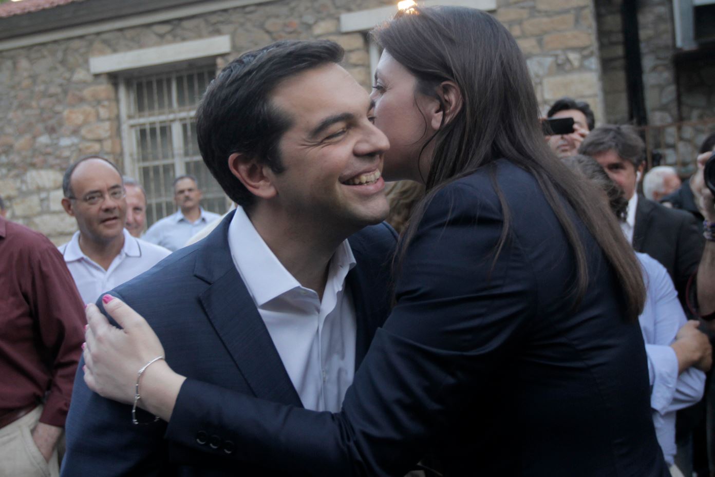 Αγκαλιές και φιλιά Τσίπρα – Κωνσταντοπούλου – ΦΩΤΟ – ΒΙΝΤΕΟ