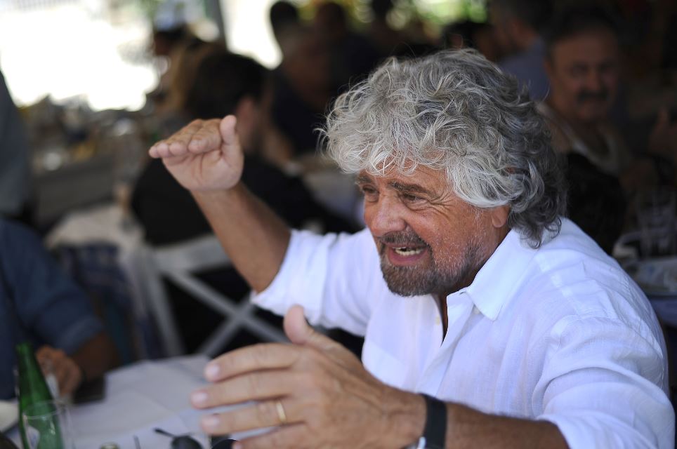 Φραστική επίθεση δέχθηκε ο Μπέπε Γκρίλο στο Σύνταγμα