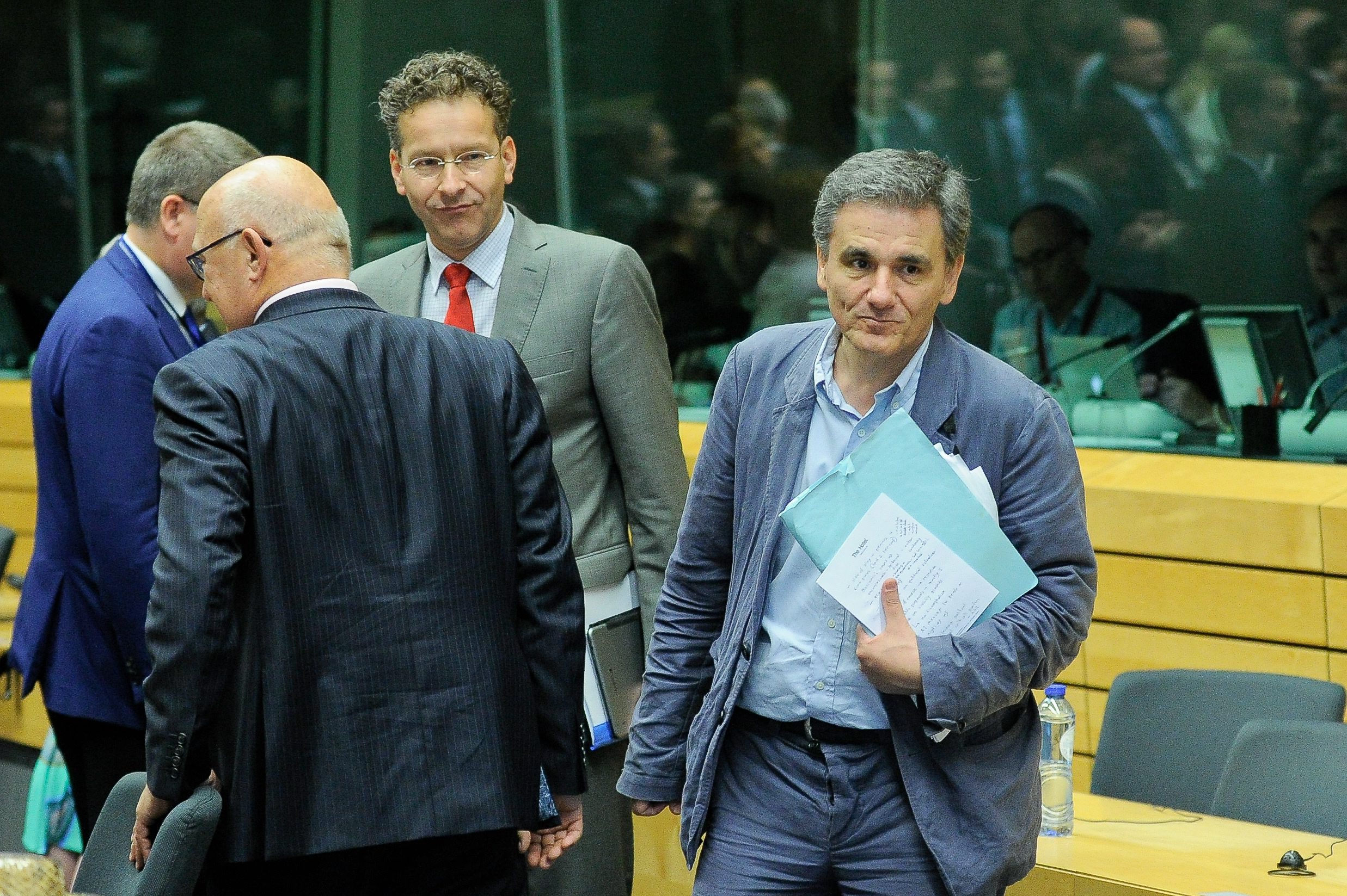 Εικόνες μέσα από την αίθουσα του Eurogroup – ΒΙΝΤΕΟ