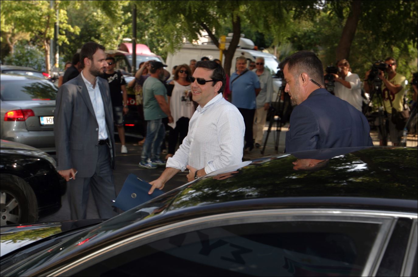 Χαμογελαστός ο Τσίπρας στην Κουμουνδούρου – ΦΩΤΟ