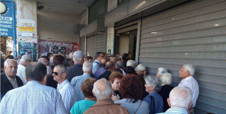 Ουρές συνταξιούχων στη Λαμία – ΦΩΤΟ