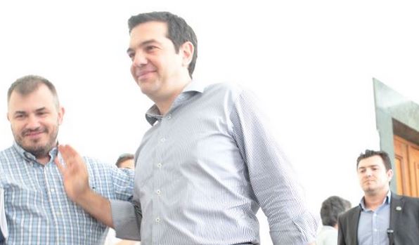 Χαμογελαστός ο Τσίπρας στους διαδρόμους της Βουλής – ΦΩΤΟ