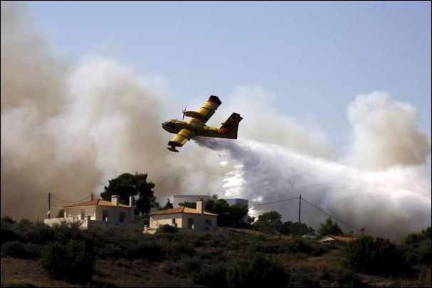 Δεν απειλεί κατοικημένες περιοχές η φωτιά στην Ηλεία