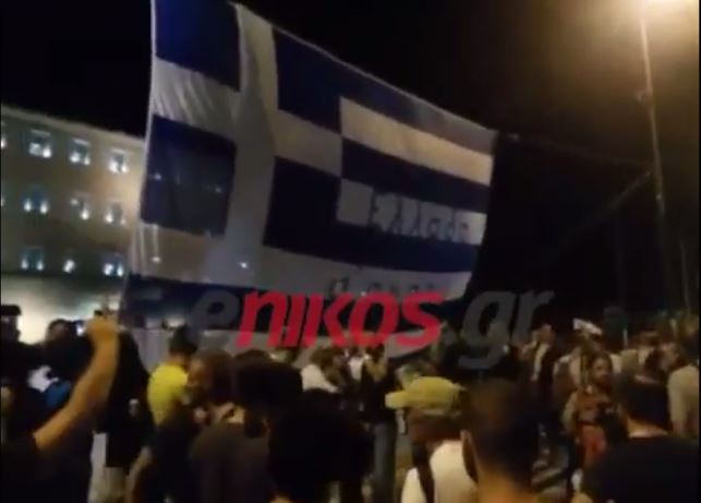 Ένταση στο Σύνταγμα – Προσπάθησαν να κατεβάσουν την ελληνική σημαία – ΒΙΝΤΕΟ