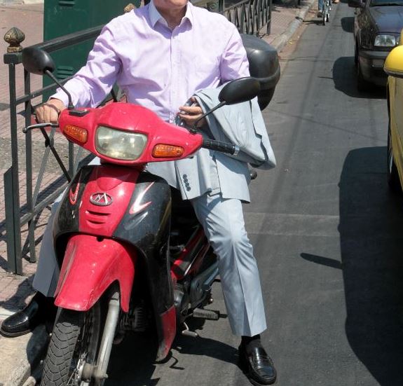 Ποιος βουλευτής πήγε στη Βουλή με “παπί” – ΦΩΤΟ