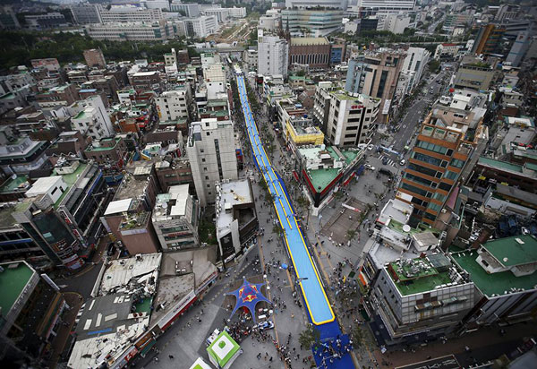 Νεροτσουλήθρα “κόβει” τη Σεούλ στα δύο – ΦΩΤΟ