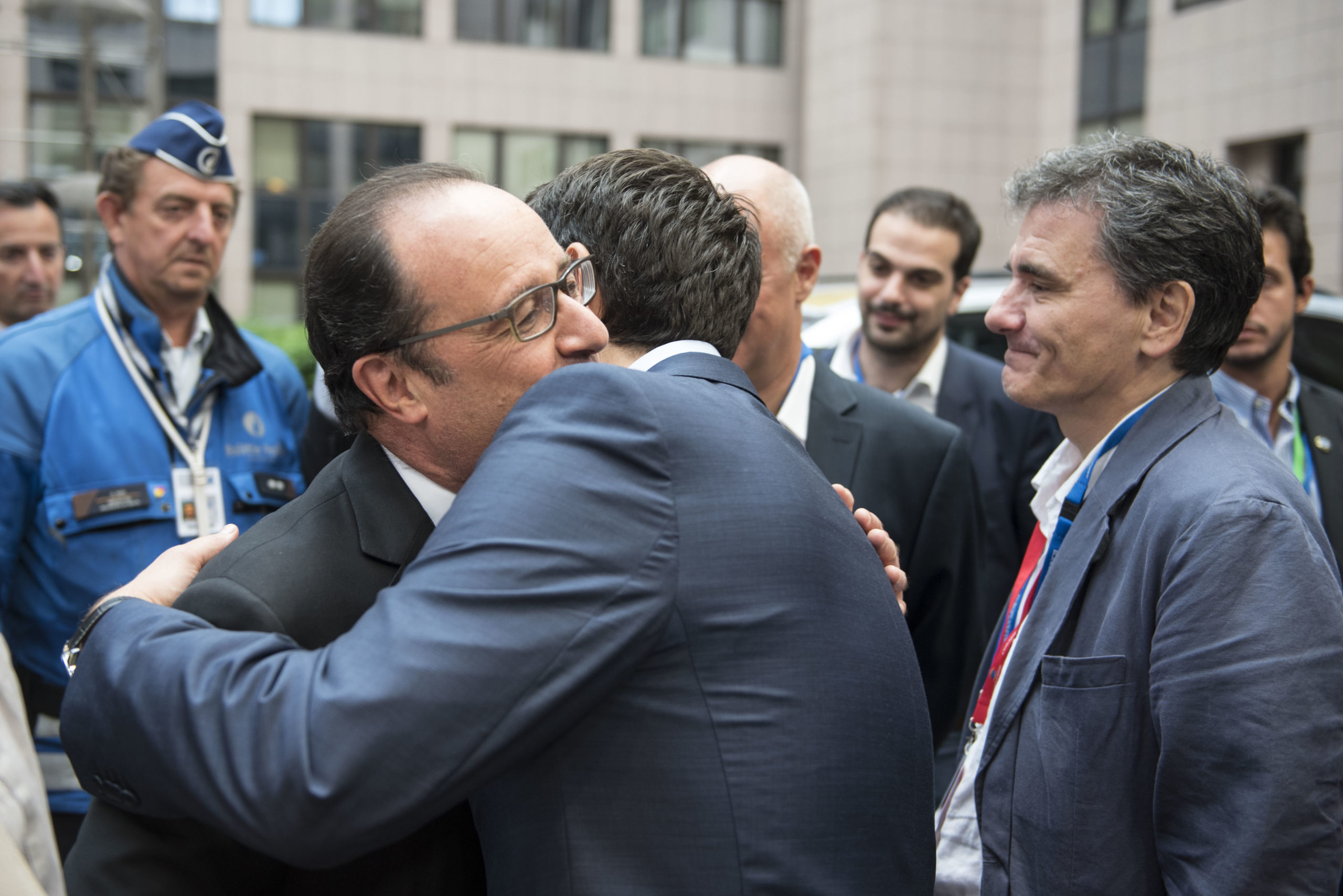 Η αγκαλιά Τσίπρα – Ολάντ μετά τη Σύνοδο Κορυφής – ΦΩΤΟ