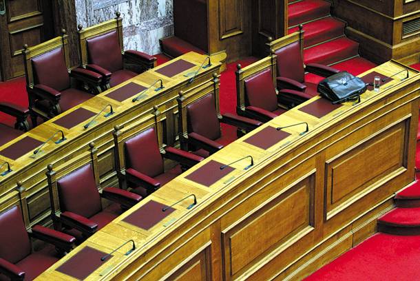 Ποιος Υπουργός δεν άντεξε κι έφαγε cheese cake στα έδρανα- ΦΩΤΟ