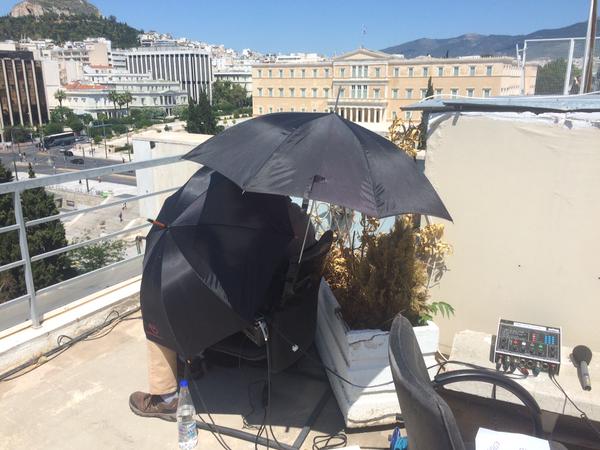 Η “πατέντα” δημοσιογράφου του BBC για να προστατευθεί από τον ήλιο – ΦΩΤΟ