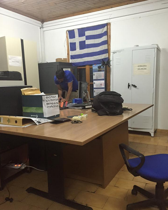 Στο Λιμεναρχείο της Αίγινας ο Βαρουφάκης για το επεισόδιο με τον δημοσιογράφο