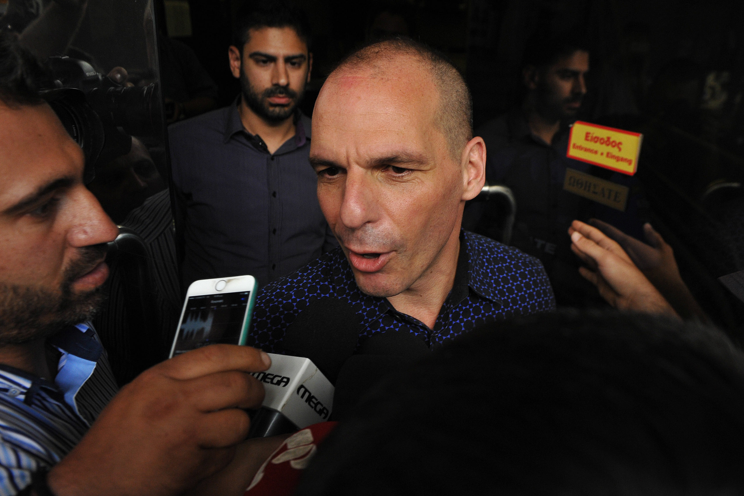 Χαμογελαστός ο Βαρουφάκης στο επίκεντρο του Τύπου – ΦΩΤΟ