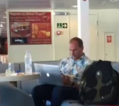 Στο καράβι για την Αίγινα ο Βαρουφάκης – ΒΙΝΤΕΟ