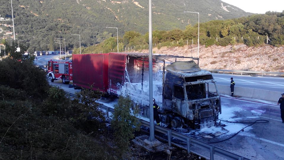 Νταλίκα κάηκε στην Εγνατία Οδό – ΦΩΤΟ