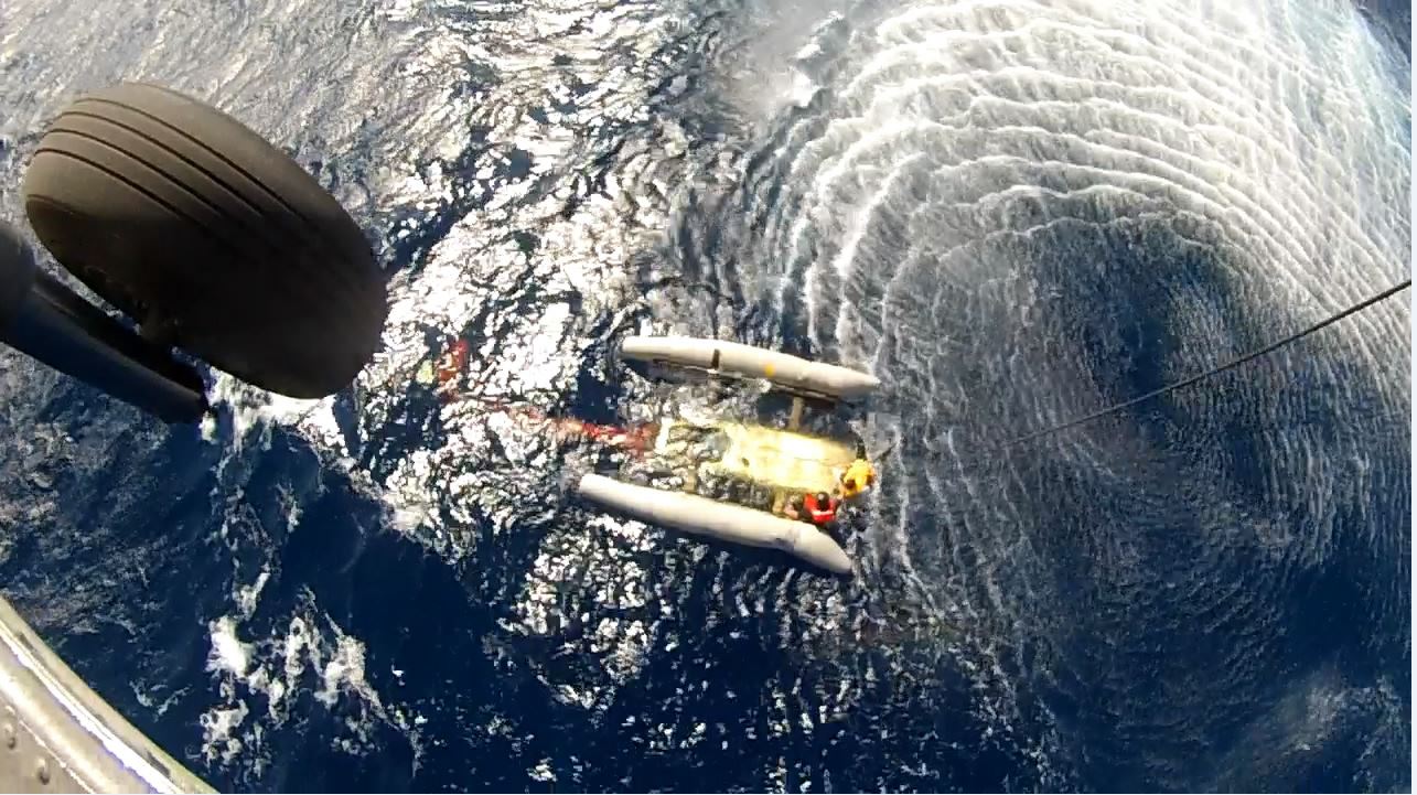 Το μισοβυθισμένο ελικόπτερο και η διάσωση στο Πόρτο Ράφτη – ΦΩΤΟ – ΒΙΝΤΕΟ