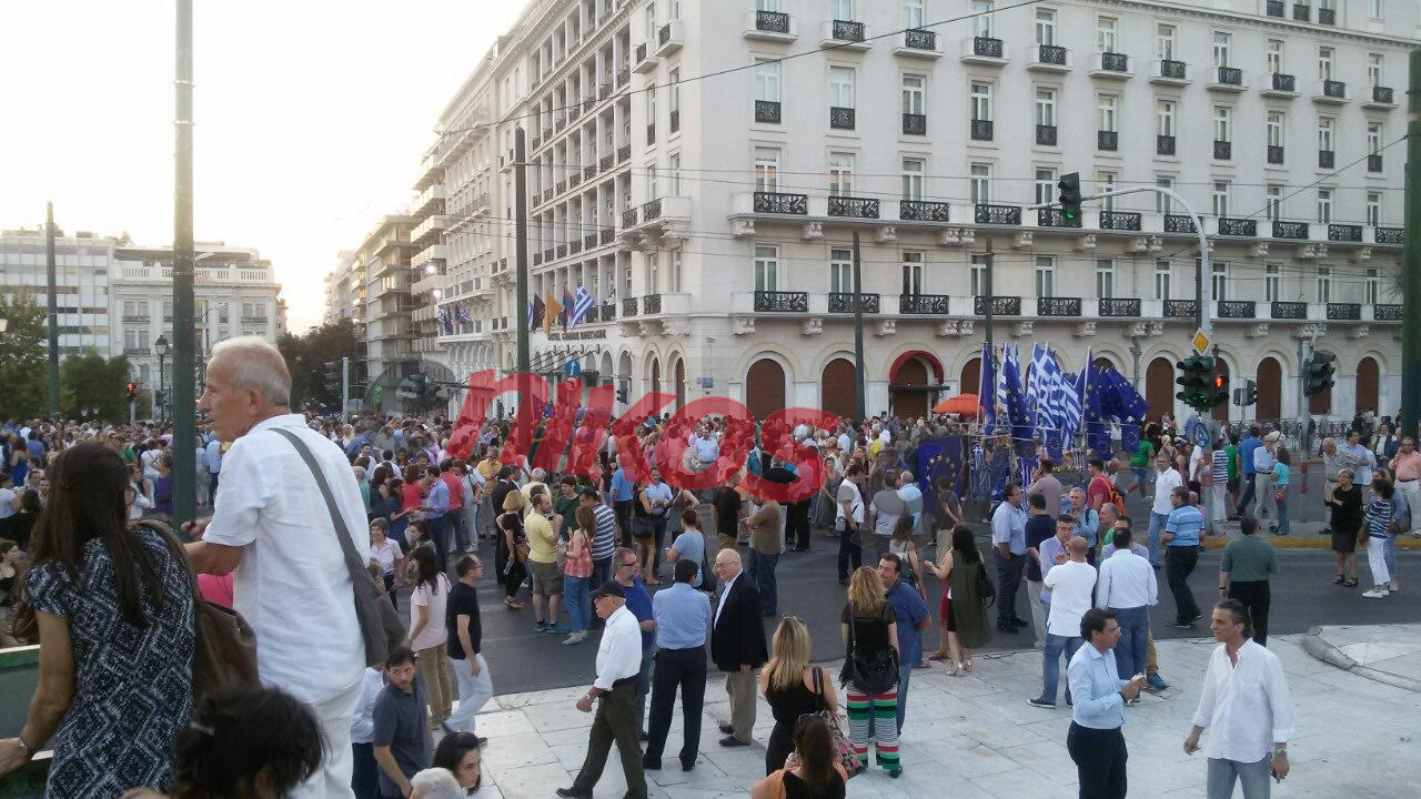 “Μένουμε Ευρώπη” φωνάζουν στο Σύνταγμα – ΦΩΤΟ – ΤΩΡΑ