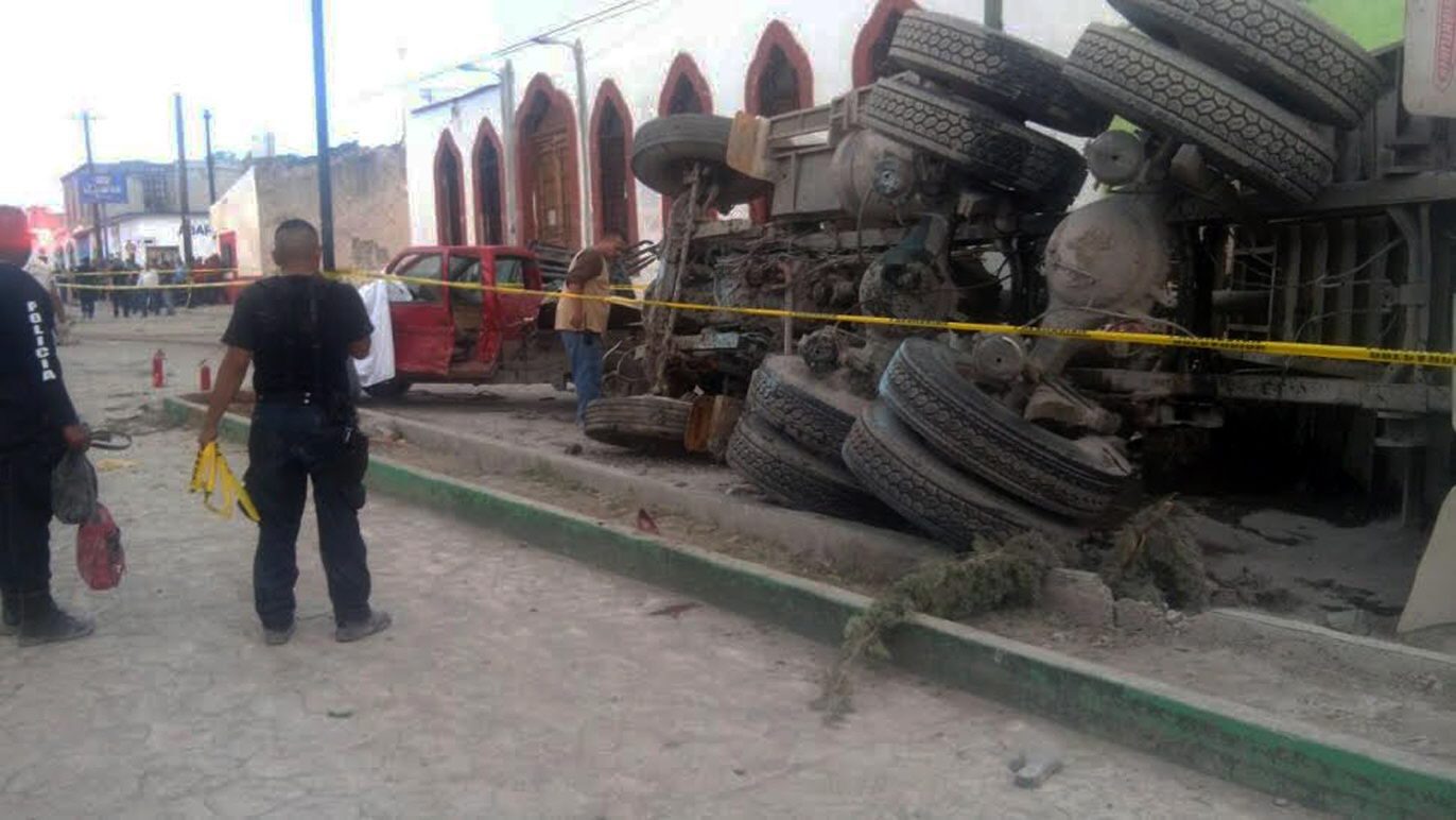 Φορτηγό σκόρπισε τον θάνατο στο Μεξικό – Έπεσε σε πομπή προσκυνητών – ΦΩΤΟ