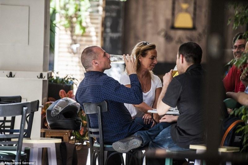 Ο Βαρουφάκης παραιτήθηκε και μετά πήγε για… μπύρα – ΒΙΝΤΕΟ