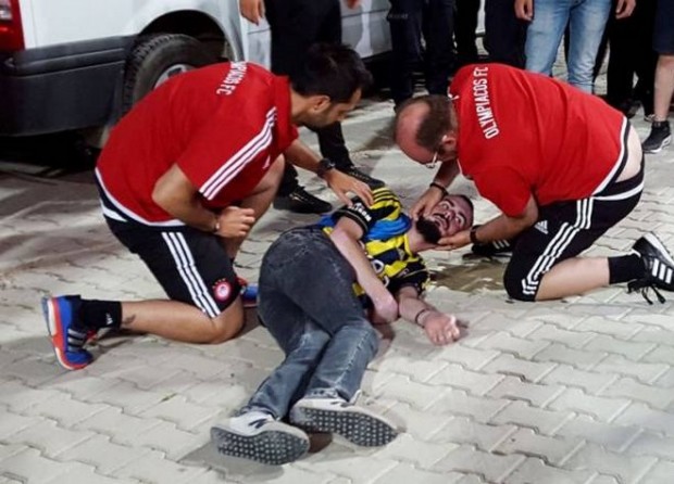 Το ιατρικό επιτελείο του Ολυμπιακού έσωσε Τούρκο φίλαθλο