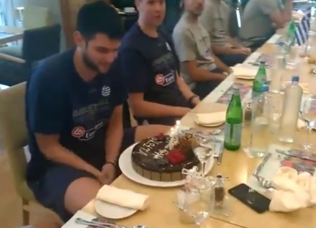 Τα “γαλανόλευκα” γενέθλια του Παπανικολάου – ΒΙΝΤΕΟ